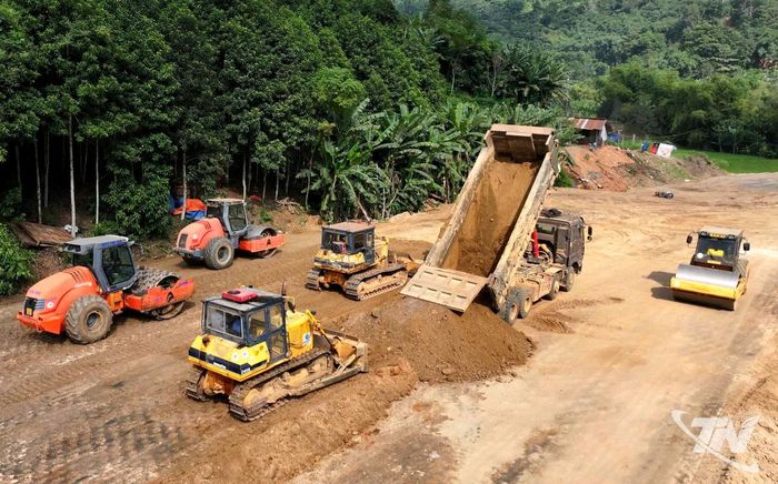 Các nhà thầu đang tập trung nhân lực, máy móc đẩy nhanh thi công cao tốc Chợ Mới - Bắc Kạn, phấn đấu hoàn thành toàn tuyến theo kế hoạch.