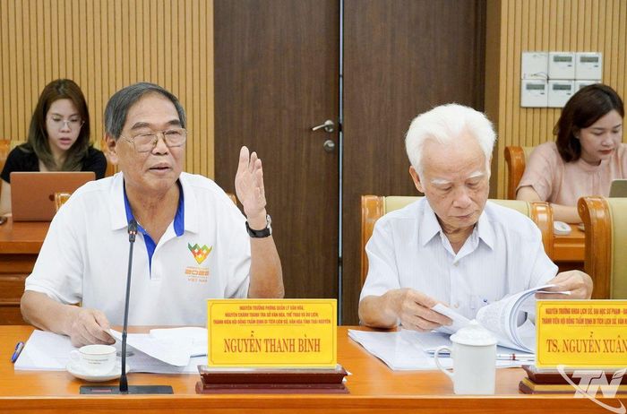 Đại biểu và các thành viên Hội đồng tập trung góp ý hoàn thiện nội dung chương trình. 