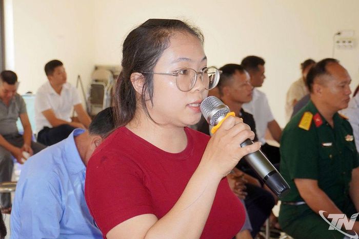 Cử tri thôn Thống Nhất phát biểu tại buổi tiếp xúc.