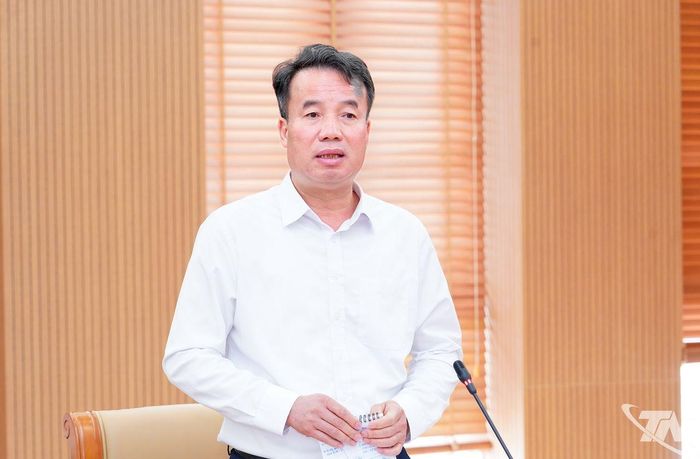 Đồng chí Chủ tịch UBND tỉnh Nguyễn Thế Mạnh phát biểu tại Hội nghị.