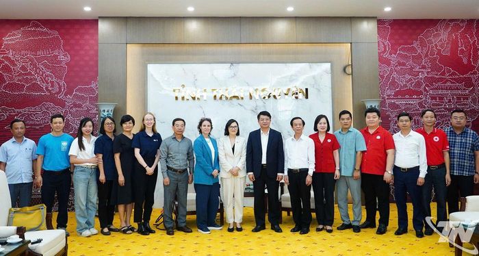 Lãnh đạo UBND tỉnh và Đoàn công tác chụp ảnh lưu niệm.