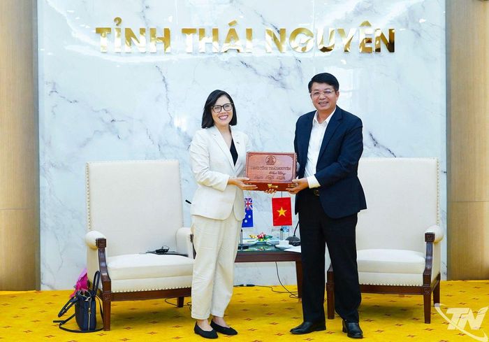 Đồng chí Phó Chủ tịch UBND tỉnh tặng quà lưu niệm cho đại diện Đoàn công tác.