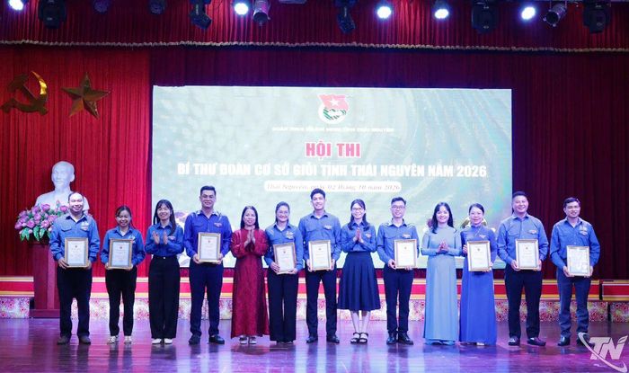 Ban Tổ chức trao giải Nhất, Nhì, Ba và Khuyến khích cho các thí sinh.