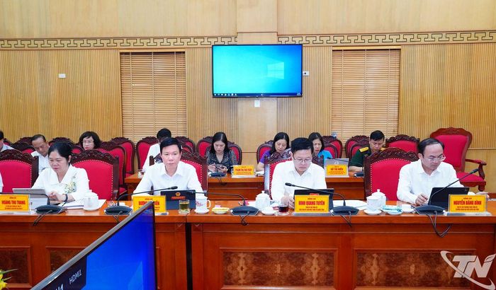 Các đồng chí lãnh đạo tỉnh dự Hội nghị.