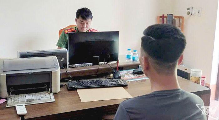 Công an xã Phú Bình làm việc với trường hợp có tương tác với các bài viết có nội dung chống phá Đảng, Nhà nước trên không gian mạng.