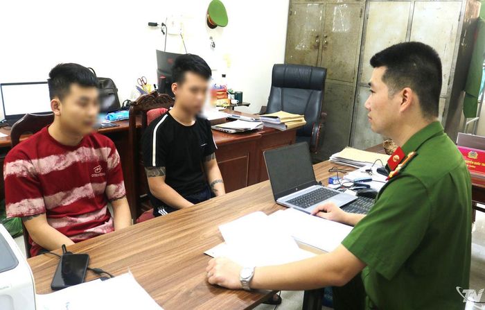 Cán bộ Phòng Cảnh sát hình sự lấy lời khai của Nguyễn Văn Tân (áo đỏ trắng) và Nguyễn Đình Trường.