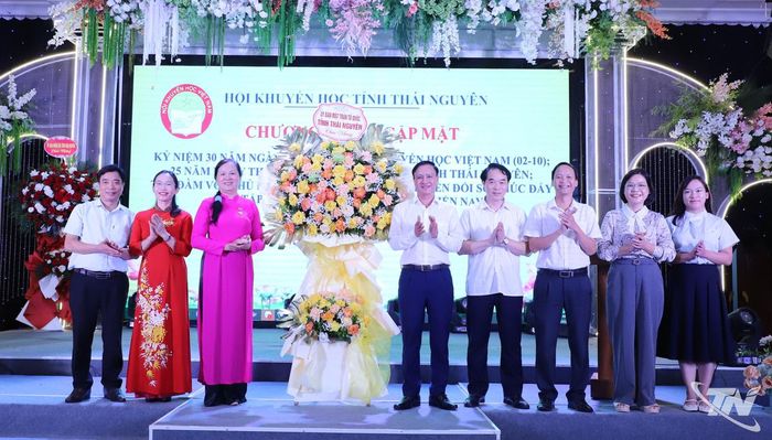 Đồng chí Vũ Duy Hoàng, Ủy viên Ban Thường vụ Tỉnh ủy, Phó Chủ tịch Thường trực Ủy ban MTTQ tỉnh Thái Nguyên, và các đại biểu chúc mừng Hội Khuyến học tỉnh.