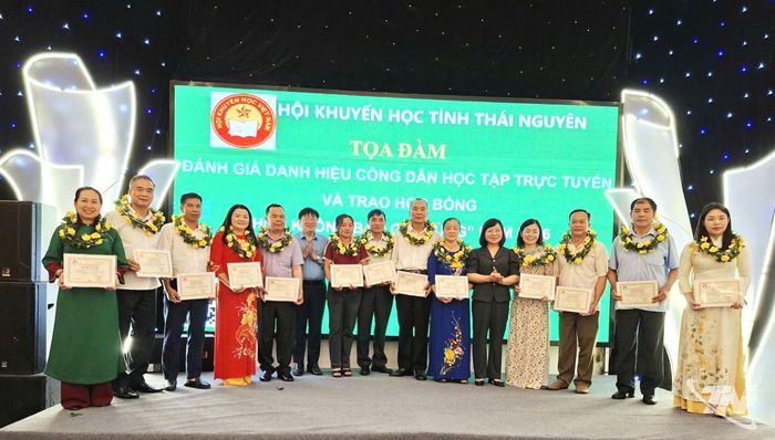 Lãnh đạo Ban Tuyên giáo Tỉnh ủy trao học bổng “Học không bao giờ cùng” năm 2026 cho các cán bộ, hội viên Hội Khuyến học tiêu biểu.