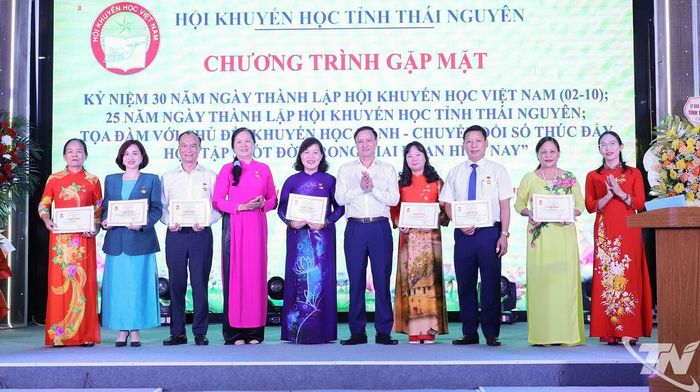 Đồng chí Vũ Duy Hoàng trao Kỷ niệm chương “Vì sự nghiệp Khuyến học” cho các cá nhân có nhiều đóng góp cho sự nghiệp khuyến học của tỉnh.