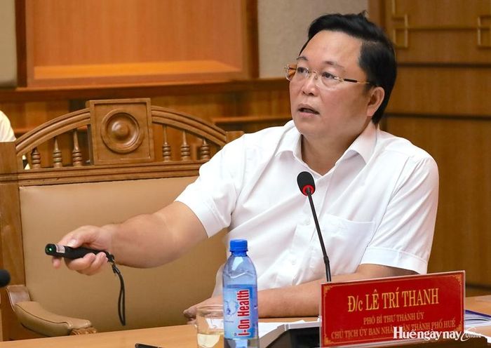 Đồng chí Lê Trí Thanh, Phó Bí thư Thành ủy, Chủ tịch UBND thành phố trao đổi, phân tích các định hướng để triển khai tổ hợp dự án.  