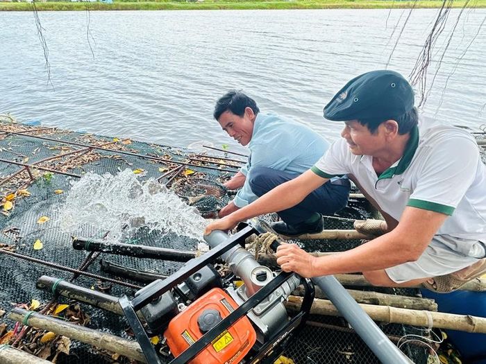 Nuôi cá lồng trên sông Bồ - hướng phát triển kinh tế của người dân xã Quảng Điền.  