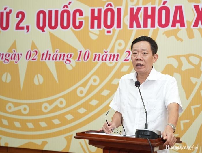 Phó Chủ tịch UBND thành phố Hà Văn Tuấn giải trình kiến nghị cử tri. 
