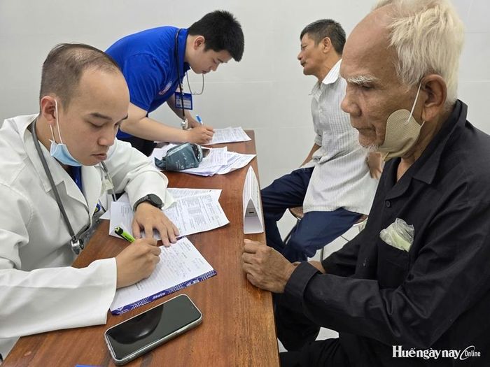 Khám sức khỏe và sàng lọc miễn phí cho người cao tuổi.