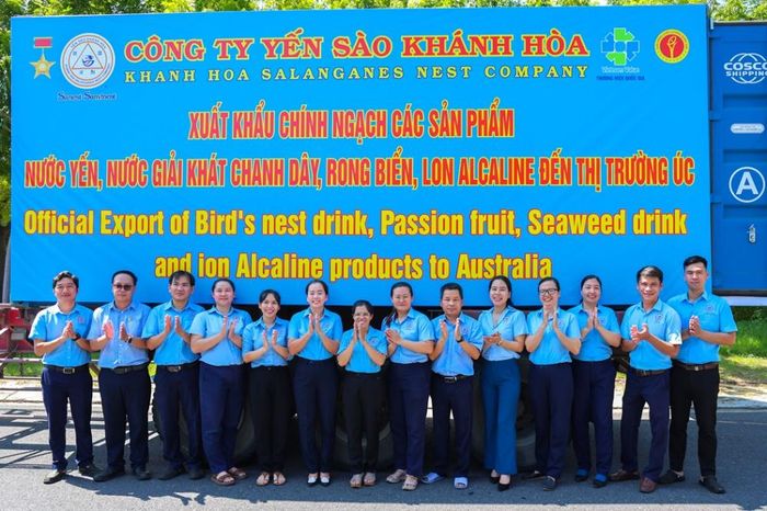 Cán bộ, nhân viên Công ty Cổ phần nước giải khát Sanna Khánh Hòa bên chuyến hàng chuẩn bị xuất khẩu sang thị trường Úc.