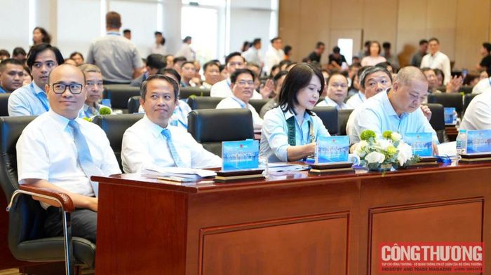 Thứ trưởng Bộ Công Thương Lương Hoàng Thái, cùng lãnh đạo Bộ Công Thương, lãnh đạo thành phố Hải Phòng, đại diện các Cục, Vụ, Viện và các đơn vị liên quan thuộc Bộ Công Thương tham dự Hội nghị