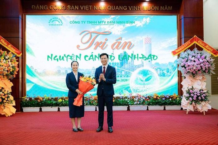 Ông Nguyễn Văn Luyện, Chủ tịch HĐTV Công ty TNHH MTV Đạm Ninh Bình tặng hoa tri ân bà Bùi Thị Thanh Giang, nguyên Chủ tịch HĐTV Công ty