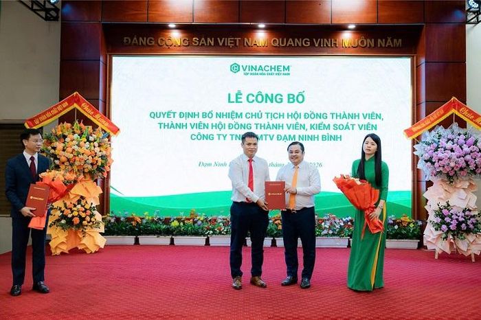 Ông Phùng Quang Hiệp, Chủ tịch HĐTV Vinachem trao quyết định bổ nhiệm ông Nguyễn Văn Đạt giữ chức Thành viên HĐTV Công ty TNHH MTV Đạm Ninh Bình