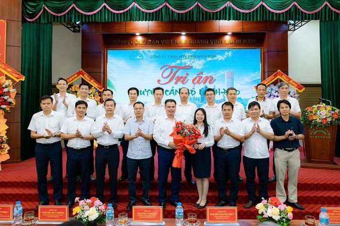 Ông Nguyễn Đình Khoát, Bí thư Đảng ủy, Tổng Giám đốc Công ty cùng Ban Tổng Giám đốc tặng hoa tri ân ông Nguyễn Viết Hiến, nguyên Bí thư Đảng ủy, nguyên Thành viên HĐTV, nguyên Tổng Giám đốc Công ty