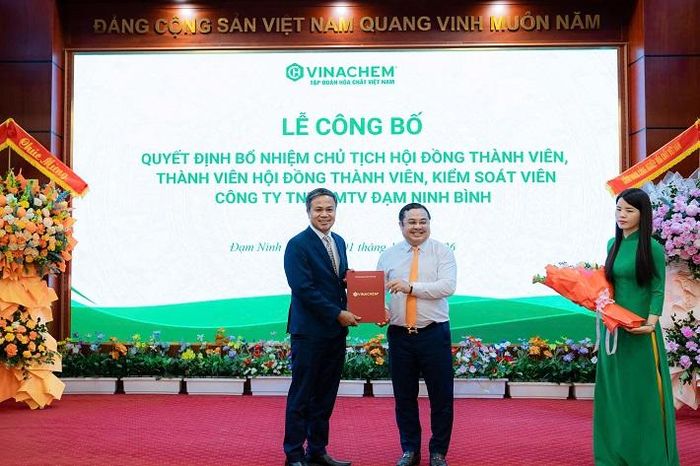 Ông Phùng Quang Hiệp, Chủ tịch HĐTV Vinachem trao quyết định bổ nhiệm ông Chu Quang Tuấn giữ chức Kiểm soát viên Công ty TNHH MTV Đạm Ninh Bình, phụ trách chung Ban Kiểm soát Công ty
