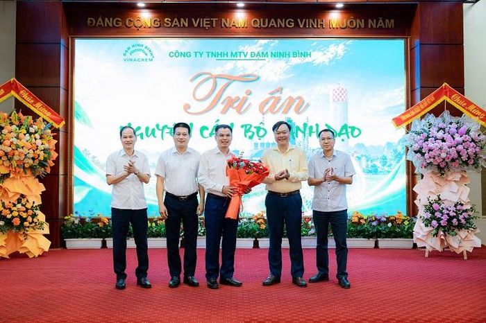 Ông Nguyễn Đình Khoát, Bí thư Đảng ủy, Tổng Giám đốc Công ty cùng Ban Tổng Giám đốc tặng hoa tri ân ông Nguyễn Viết Hiến, nguyên Bí thư Đảng ủy, nguyên Thành viên HĐTV, nguyên Tổng Giám đốc Công ty