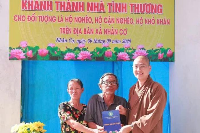 Đại đức Thích Chúc Tấn trao nhà tình thương đến ông Nguyễn Văn Cưng