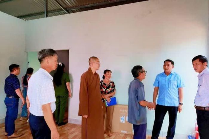 Thăm hỏi, tặng quà đến gia đình