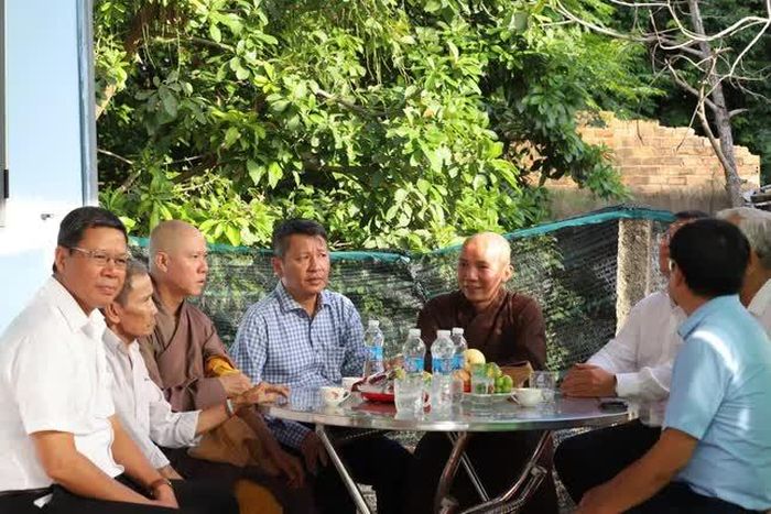 Chư tôn đức và lãnh đạo phường Bình Kiến thăm gia đình ông Đinh Văn Toàn