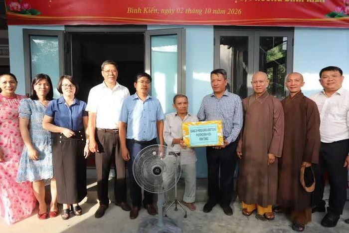 Lãnh đạo phường Bình Kiến tặng quà đến ông Đinh Văn Toàn