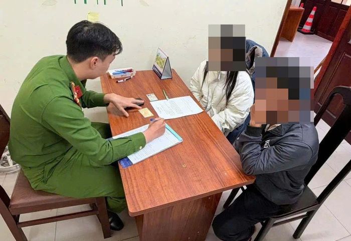Công an phường Xuân Hương - Đà Lạt làm việc với các trường hợp vi phạm quy định về dừng, đỗ phương tiện. Ảnh: (CALĐ)