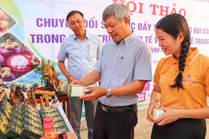 Phó chủ tịch UBND TP Đà Nẵng Hồ Quang Bửu (ở giữa) tham quan các gian hàng OCOP tại sự kiện. Ảnh: Thanh Đức.