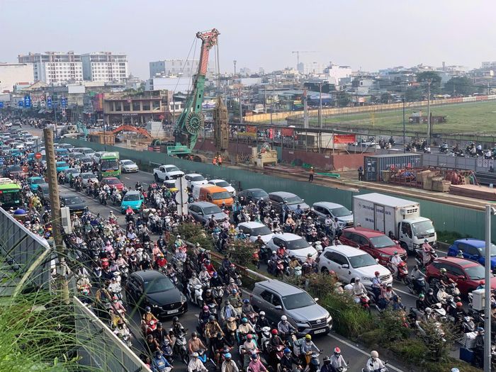 Người dân lưu ý việc mở rộng rào chắn phục vụ thi công metro số 2 để tìm lộ trình thuận lợi.