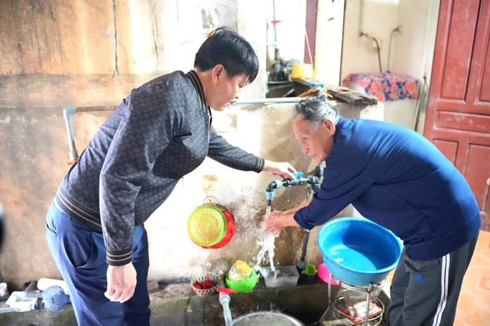 Người dân phấn khởi khi được sử dụng nguồn nước sạch.