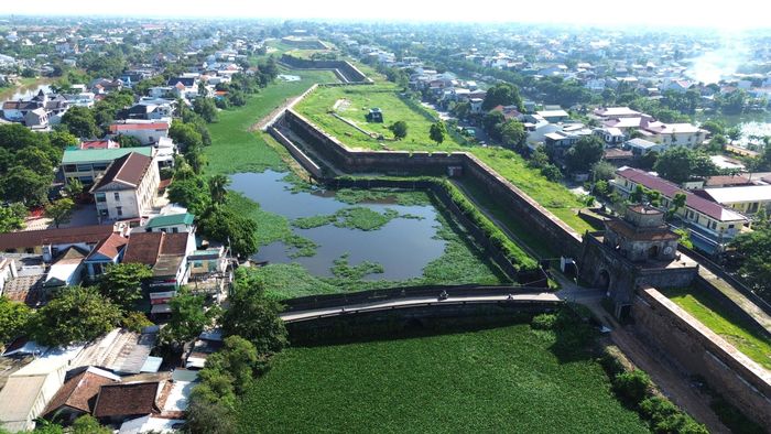 Đoạn từ Tây thành đài đến Cửa Chánh Bắc vẫn còn vướng 13 hộ dân ở khu vực kè ngoài Hộ Thành hào và Eo bầu Bắc Trung vướng 1 hộ dân. Tại các Eo bầu Nam Hanh, Đông Thái, Đông Trường, Đông Gia, Đông Phụ còn 18 hộ dân....