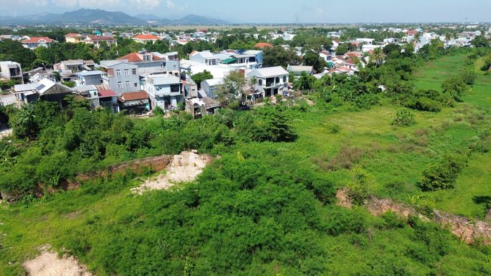 Theo ghi nhận của PV Báo Xây dựng, từ Tây Thành Thủy Quan đến Tây Thành Đài còn vướng 24 hộ dân chưa bàn giao mặt bằng, trong đó có 6 hộ dân ở Eo bầu Tây Dực, Tây Tịnh, Tây Tuy và 18 hộ dân tại khu vực kè ngoài Hộ thành hào.