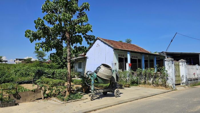 Nguyên nhân, đến nay vẫn còn vướng 361 hộ dân chưa bàn giao mặt bằng. Đặc biệt, khu vực Thượng thành, Eo bầu, Hộ thành còn 172 hộ, trong đó Thượng thành còn 1 hộ, Eo bầu còn 30 hộ, kè ngoài hộ thành hào còn 141 hộ gây khó khăn, ảnh hưởng đến công tác tu bổ, tôn tạo di tích.