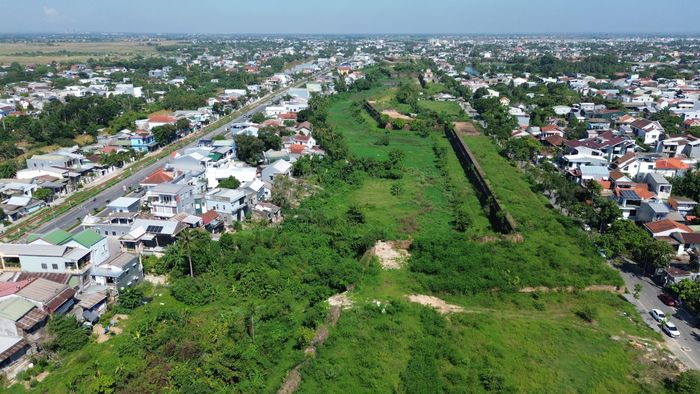 Cụ thể, hợp phần đền bù, giải phóng mặt bằng đang được triển khai thực hiện tại các khu vực Thượng Thành, Eo Bầu, Hộ Thành hào, Trấn Bình Đài, Hồ Tịnh Tâm, Đàn Xã Tắc, khu vực tiếp giáp Bộ Chỉ huy quân sự tỉnh cũ, Hồ Học ải, Khâm Thiên Giám, Xiển Võ Từ và Thượng thư đường Bộ Công (Lục Bộ)...