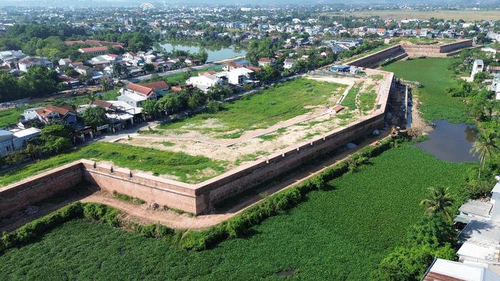 Ông Phùng Văn Hoàng, Giám đốc Ban QLDA Di tích Cố đô Huế thuộc Trung tâm Bảo tồn Di tích Cố đô Huế thông tin, hợp phần tu bổ, tôn tạo di tích thuộc dự án bảo tồn, tu bổ và tôn tạo hệ thống Kinh thành Huế có tổng mức đầu tư hơn 497 tỷ đồng triệu đồng. Dự án dự kiến đến cuối năm 2026, tuy nhiên đến nay mới thực hiện đạt trên 65% quy mô dự án được duyệt.