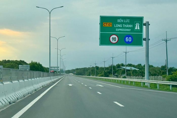 Tài xế cần quan tâm chú ý tốc độ khi lưu thông trên tuyến.
