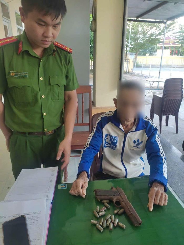 Đây là số vũ khí sót lại sau chiến tranh, được gia đình ông B lưu giữ.