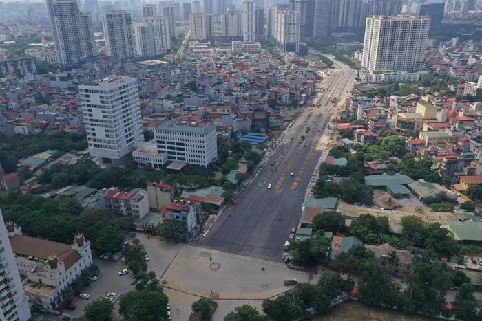 Không khí thi công trên tuyến đường Vành đai 2,5 đoạn qua địa bàn phường Cầu Giấy đang rất khẩn trương.