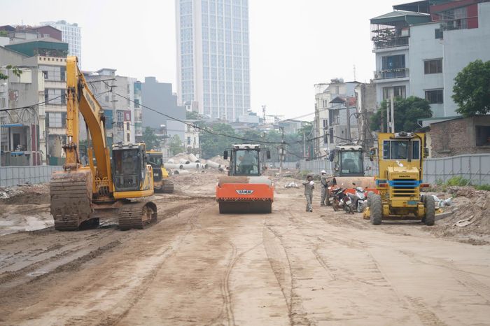 Hàng trăm công nhân, đầu máy được huy động đẩy nhanh tiến độ từng ngày theo chỉ đạo của UBND TP Hà Nội.