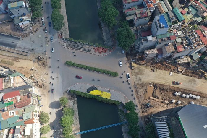 Anh Bùi Tiến Đạt (quê Nghệ An), công nhân thi công dự án chia sẻ: "Công việc trên công trường được tổ chức theo từng khu vực, mỗi nhóm phụ trách một phần việc cụ thể. Việc phối hợp giữa các tổ thi công được tăng cường để bảo đảm khi một hạng mục hoàn thành có thể nhanh chóng chuyển sang công đoạn tiếp theo và hoàn thành kịp theo tiến độ yêu cầu".