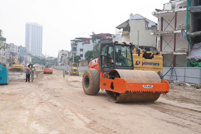 Máy móc của nhà thầu đang hoàn thiện những hạng mục cuối cùng của dự án.