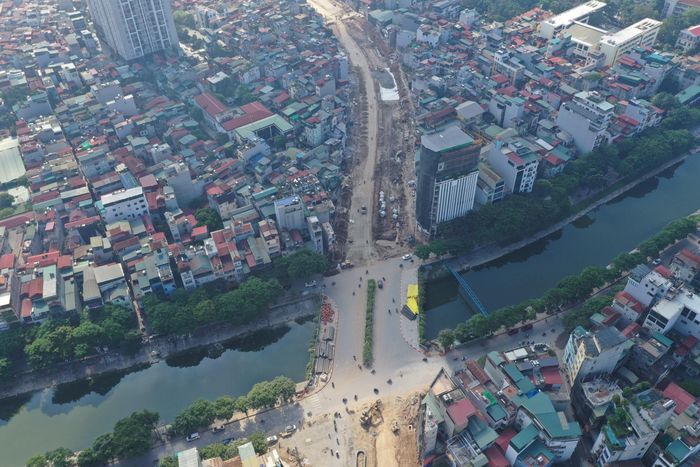 Ông Đặng Thanh Ngôn, Giám đốc Công ty Cổ phần Xây dựng và Vật tư thiết bị 1 (đơn vị triển khai tuyến Vành đai 2,5 đoạn Ngụy Như Kon Tum đến Nguyễn Trãi) cho biết: “Thời điểm hiện tại, đơn vị thi công đã hoàn thành khoảng gần 70% khối lượng công việc. Để kịp hoàn thiện tiến độ thông xe vào dịp 10/10, chúng tôi huy động tối đa máy móc, nhân lực chia 3 ca thi công ngày, đêm. Mỗi ca duy trì khoảng 100 kỹ sư, công nhân triển khai dự án. Mặc dù gặp khó khăn ở nhiều đoạn vì nền đất yếu, nhưng đơn vị vẫn nỗ lực cao nhất bảo đảm tiến độ thành phố giao”.