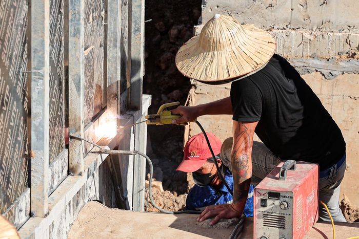 Công nhân tăng tốc thi công bám tiến độ. 