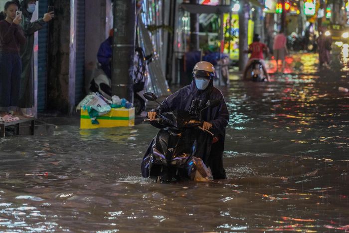 Thành phố yêu cầu rà soát, khơi thông dòng chảy và hệ thống thoát nước nhằm hạn chế ngập úng.