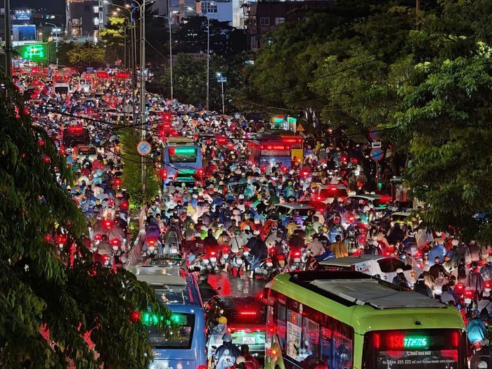 Mưa lớn vào giờ tan tầm khiến nhiều tuyến đường ở TP.HCM bị kẹt xe nghiêm trọng.