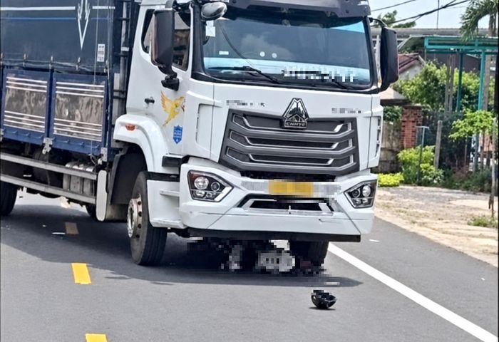 Vụ va chạm giữa xe tải và xe đạp điện khiến cháu bé tử vong. Ảnh: N.H