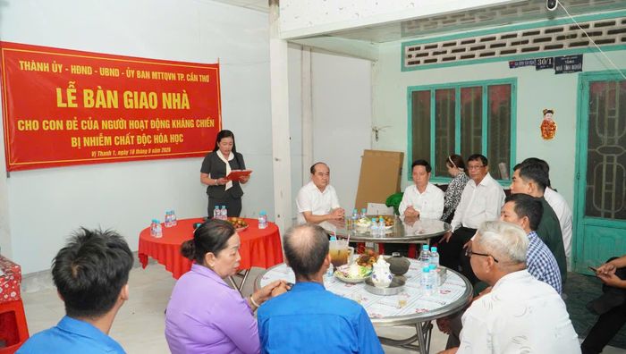 Đại diện chính quyền địa phương bàn giao căn nhà của em Phạm Thị Út Hương, con đẻ của người hoạt động kháng chiến bị nhiễm chất độc hóa học ở Ấp 1, xã Vị Thanh 1, ngày 18/9.
