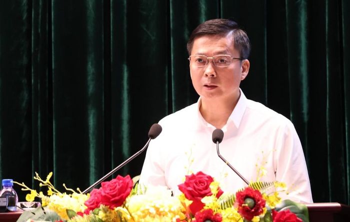 Phó Chủ tịch Thường trực UBND tỉnh Lạng Sơn Đinh Hữu Học trình bày Báo cáo kết quả thực hiện kịch bản tăng trưởng kinh tế quý III và 9 tháng đầu năm 2026 tại hội nghị.